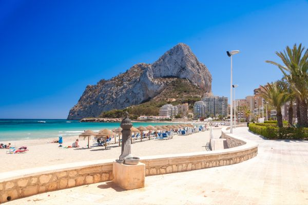 paseo de calpe con vistas al peñon de ifach