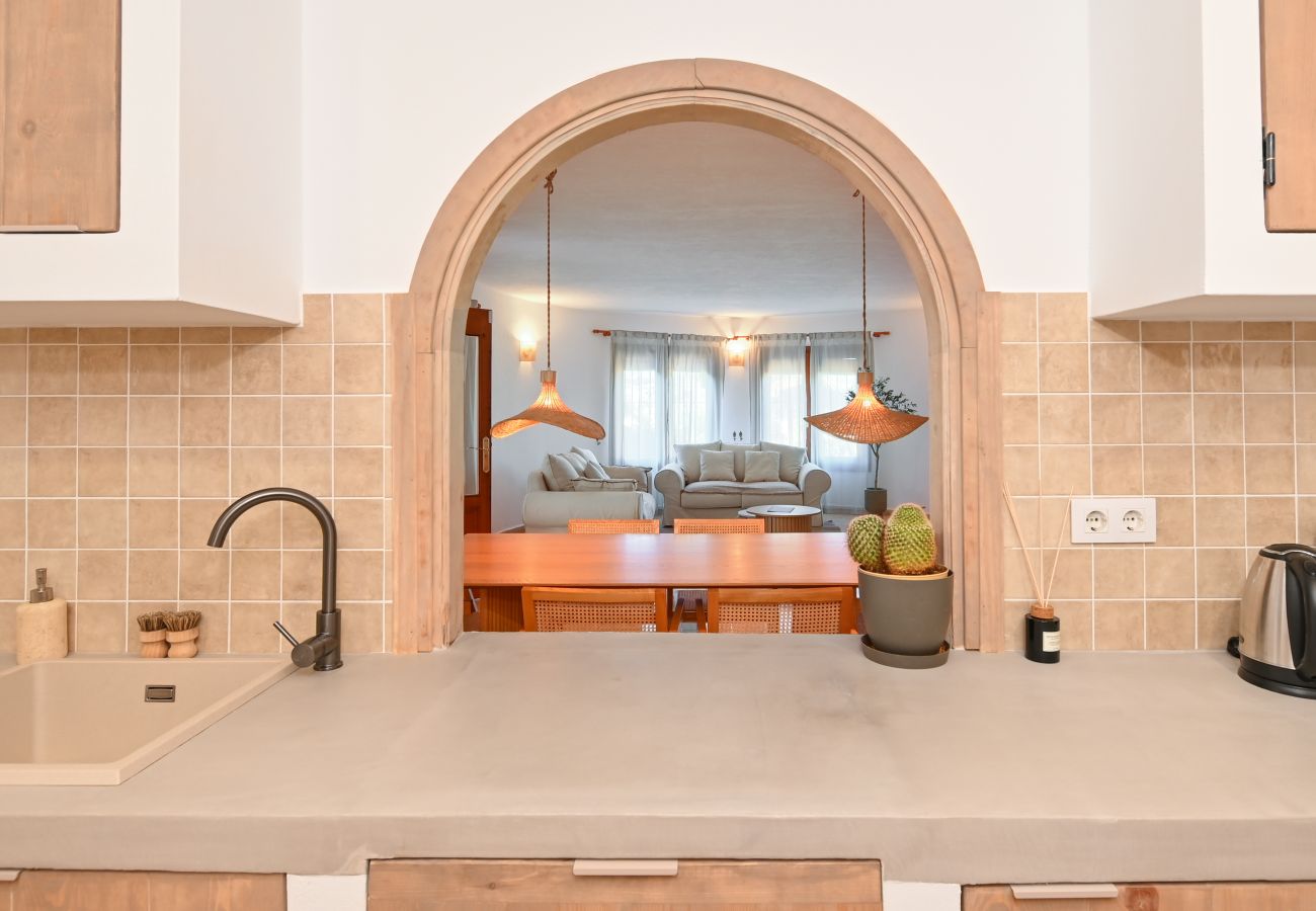 Villa in Moraira - Elegante Villa mit Platz für 8 Personen. – Privates Grundstück von 773 m² mit Garten und Terrasse.