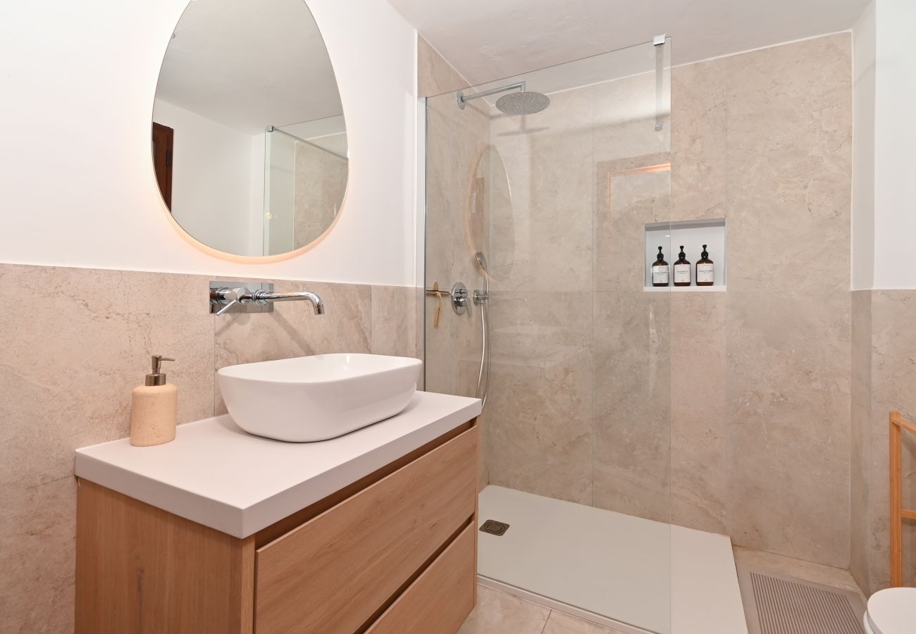 Villa in Moraira - Elegante Villa mit Platz für 8 Personen. – Privates Grundstück von 773 m² mit Garten und Terrasse.