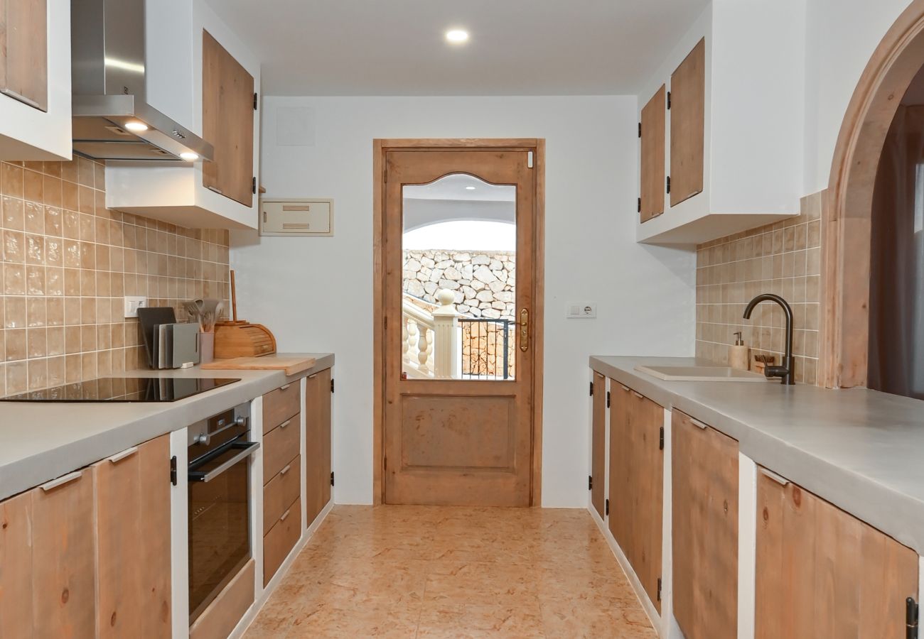 Villa in Moraira - Elegante Villa mit Platz für 8 Personen. – Privates Grundstück von 773 m² mit Garten und Terrasse.