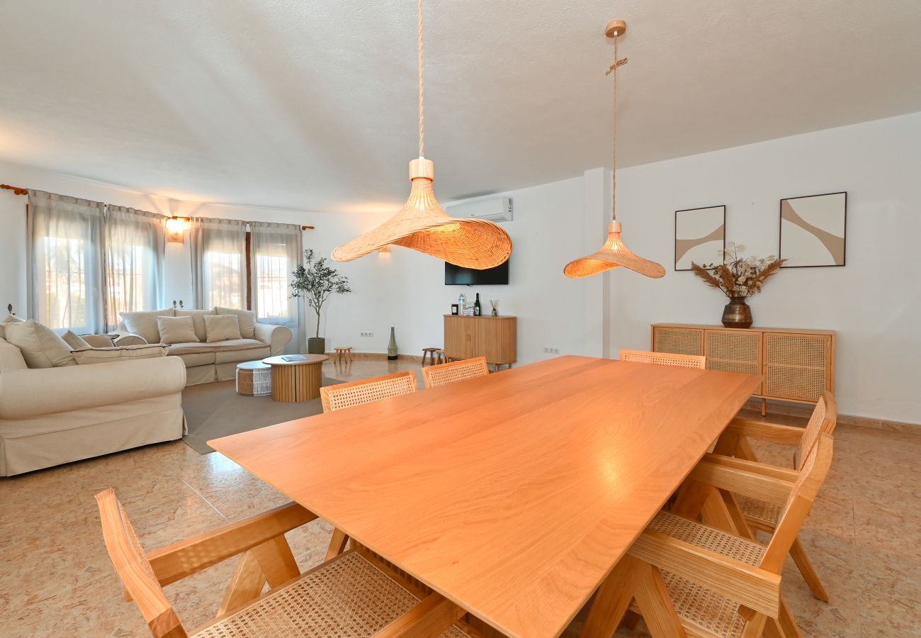 Villa in Moraira - Elegante Villa mit Platz für 8 Personen. – Privates Grundstück von 773 m² mit Garten und Terrasse.