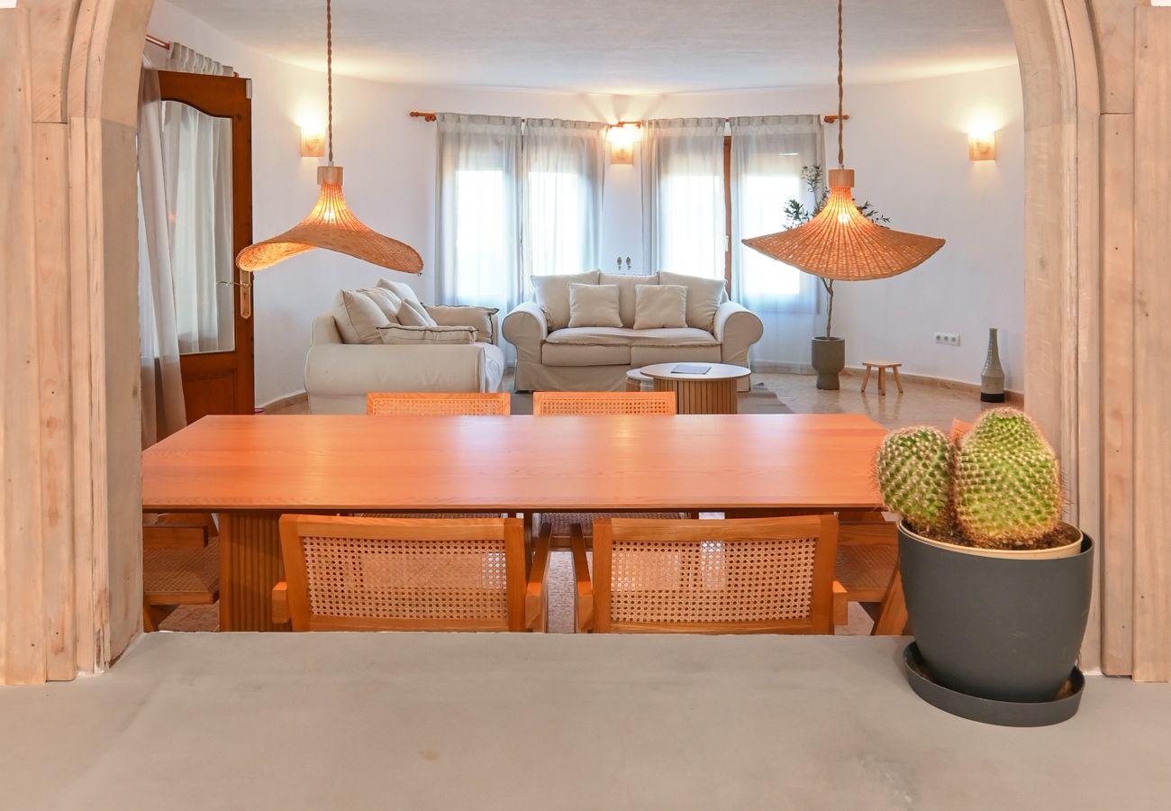 Villa in Moraira - Elegante Villa mit Platz für 8 Personen. – Privates Grundstück von 773 m² mit Garten und Terrasse.