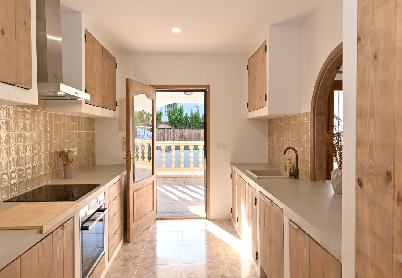 Villa in Moraira - Elegante Villa mit Platz für 8 Personen. – Privates Grundstück von 773 m² mit Garten und Terrasse.