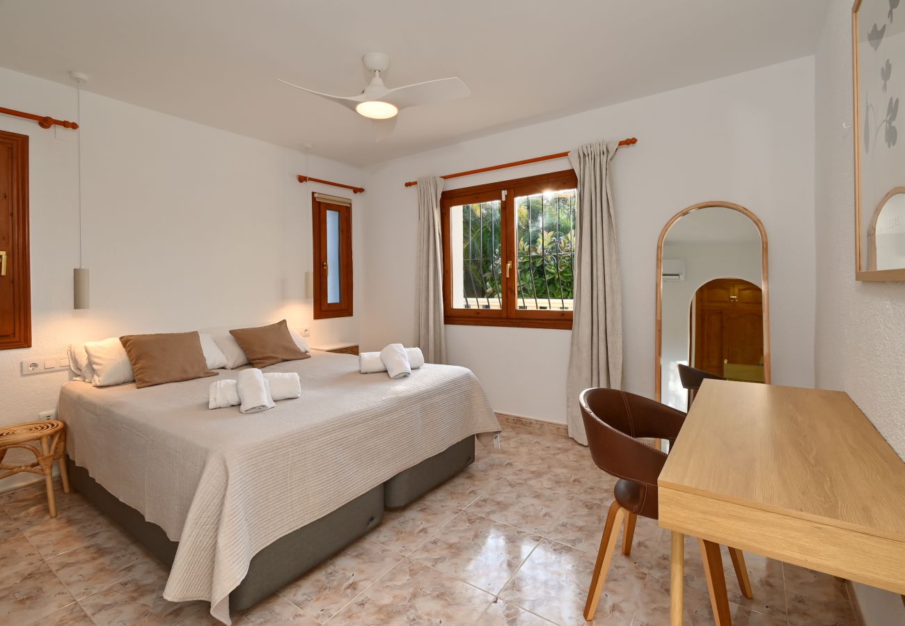 Villa in Moraira - Elegante Villa mit Platz für 8 Personen. – Privates Grundstück von 773 m² mit Garten und Terrasse.