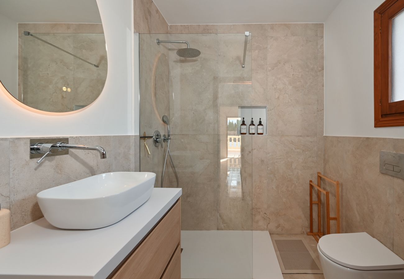 Villa in Moraira - Elegante Villa mit Platz für 8 Personen. – Privates Grundstück von 773 m² mit Garten und Terrasse.