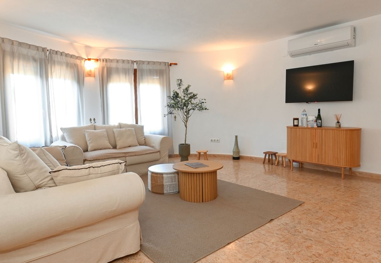 Villa in Moraira - Elegante Villa mit Platz für 8 Personen. – Privates Grundstück von 773 m² mit Garten und Terrasse.
