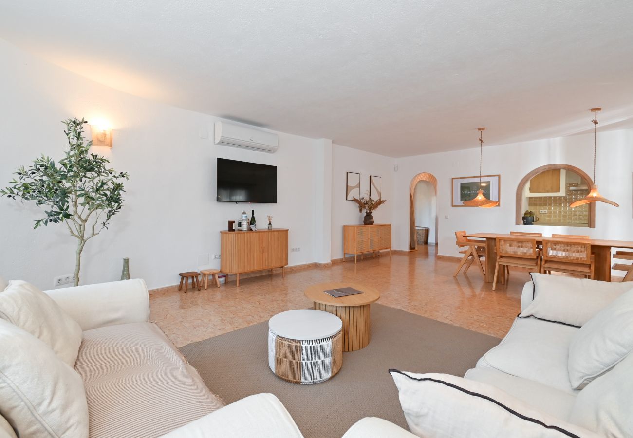 Villa in Moraira - Elegante Villa mit Platz für 8 Personen. – Privates Grundstück von 773 m² mit Garten und Terrasse.