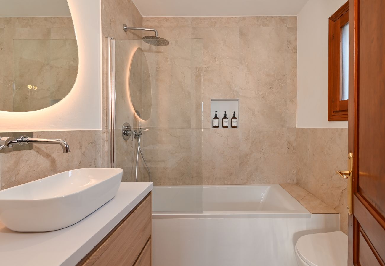 Villa in Moraira - Elegante Villa mit Platz für 8 Personen. – Privates Grundstück von 773 m² mit Garten und Terrasse.