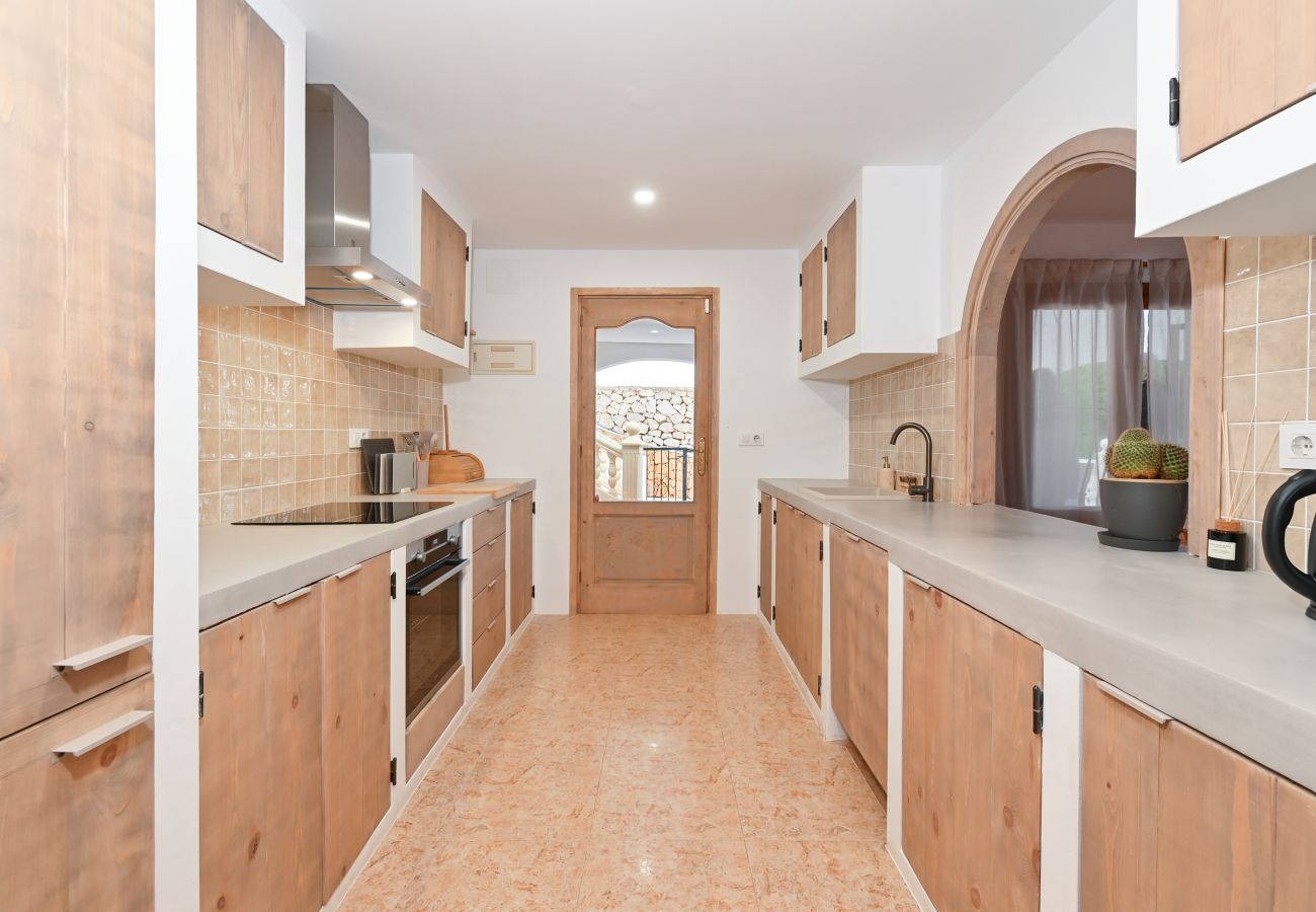 Villa in Moraira - Elegante Villa mit Platz für 8 Personen. – Privates Grundstück von 773 m² mit Garten und Terrasse.