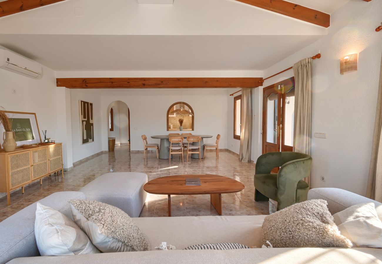 Villa in Moraira - Elegante Villa mit Platz für 8 Personen. – Privates Grundstück von 773 m² mit Garten und Terrasse.