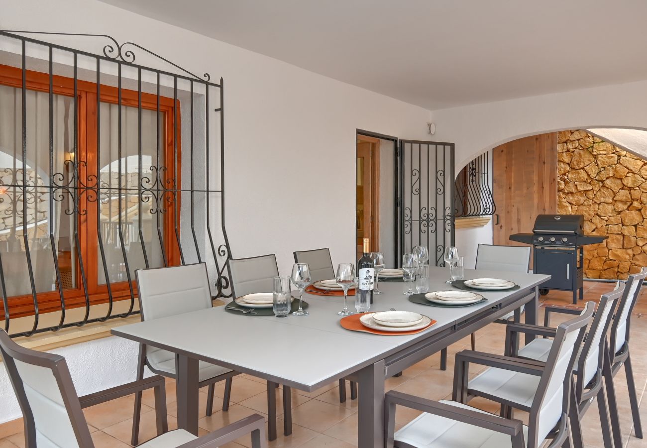 Villa in Moraira - Elegante Villa mit Platz für 8 Personen. – Privates Grundstück von 773 m² mit Garten und Terrasse.