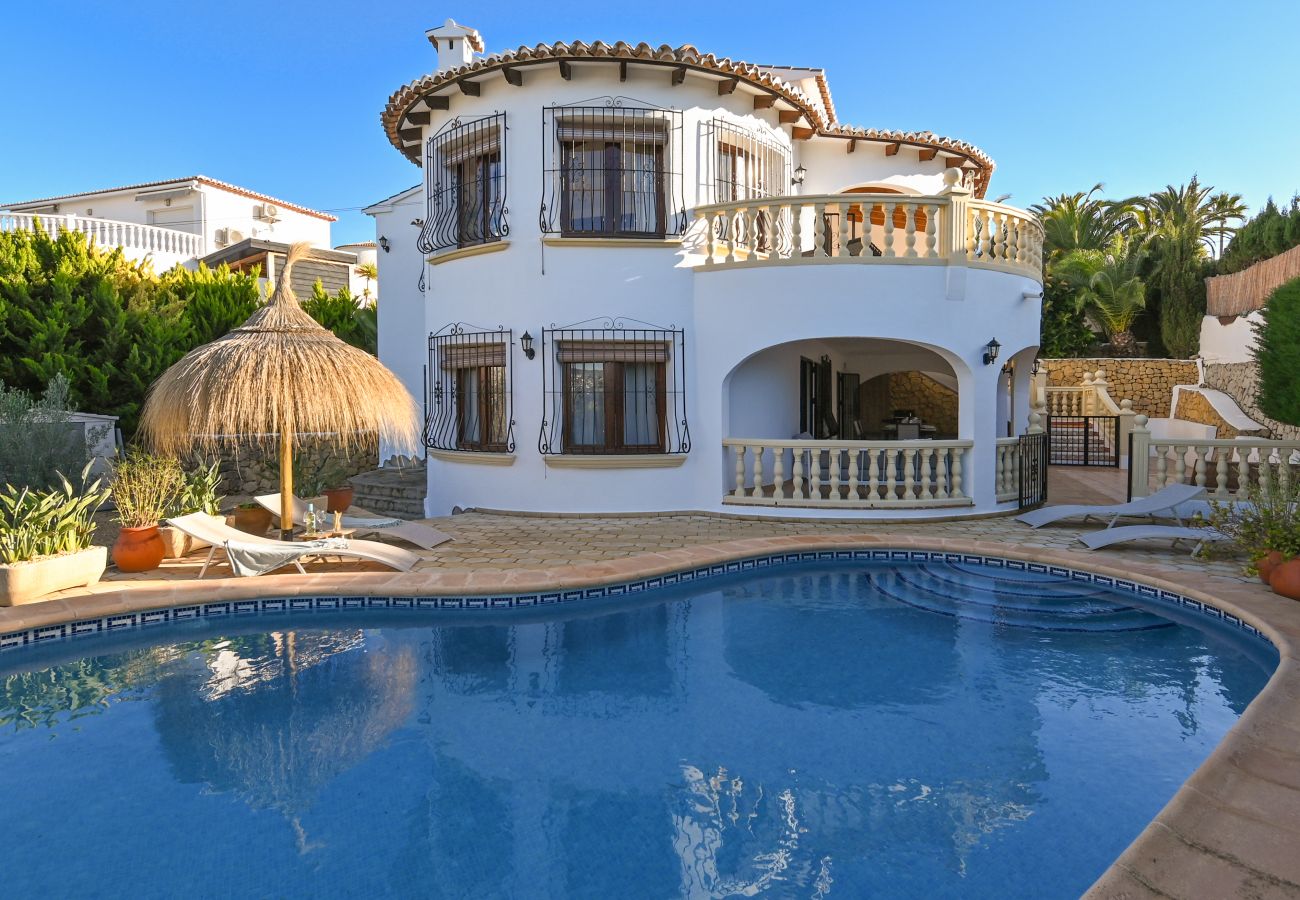 Villa in Moraira - Elegante Villa mit Platz für 8 Personen. – Privates Grundstück von 773 m² mit Garten und Terrasse.