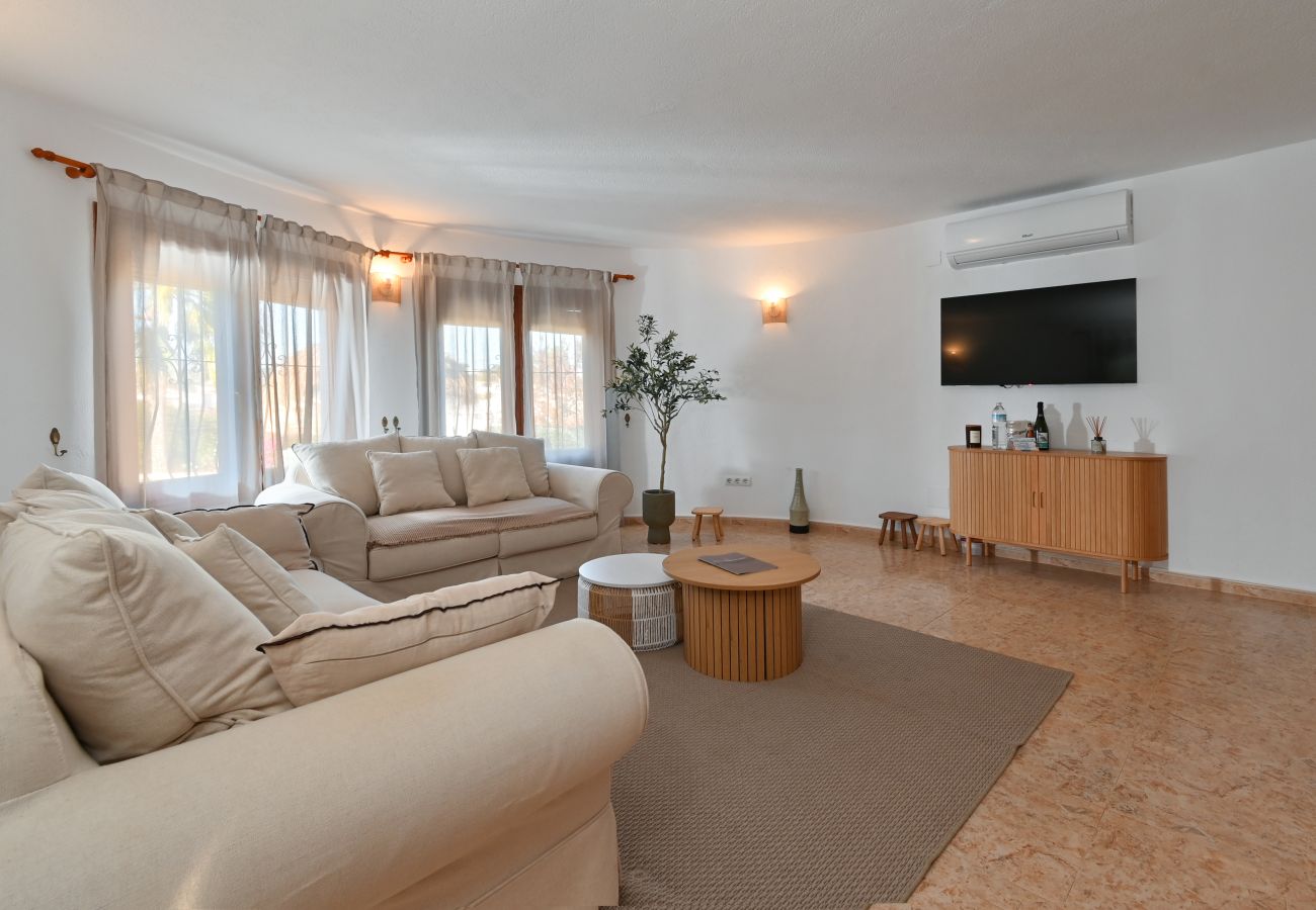 Villa in Moraira - Elegante Villa mit Platz für 8 Personen. – Privates Grundstück von 773 m² mit Garten und Terrasse.