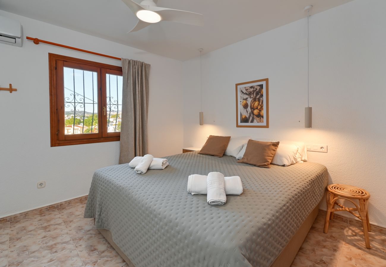 Villa in Moraira - Elegante Villa mit Platz für 8 Personen. – Privates Grundstück von 773 m² mit Garten und Terrasse.