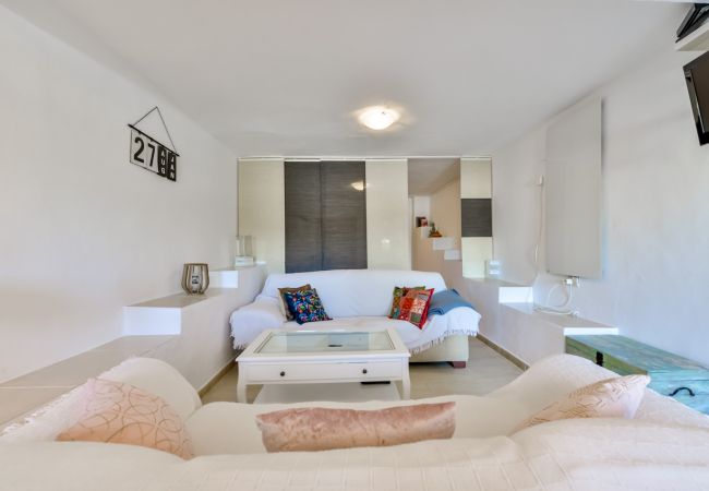 Wohnbereich mit Smart TV und Couch 